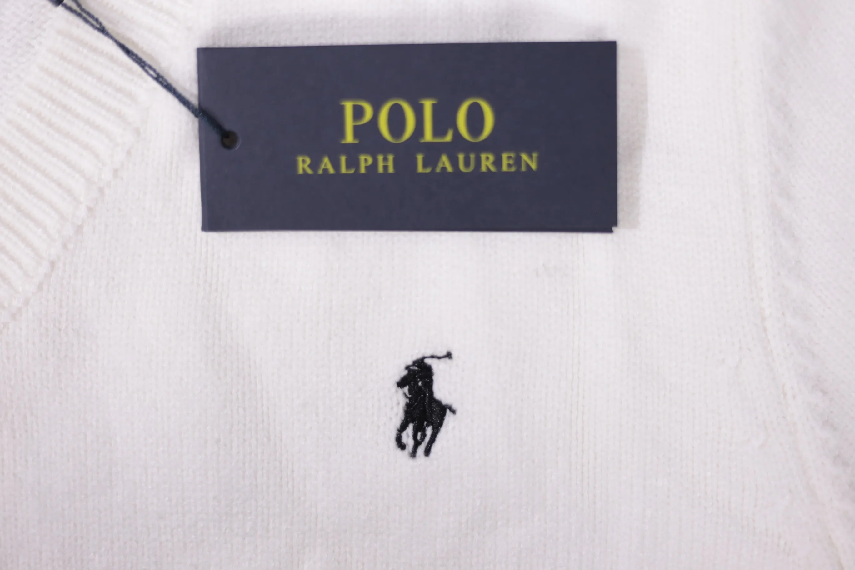 P260 Style No. D04) The top version on the market in 2025 Ralph Lauren #ootddailywear #Autumn and winter sweater #Knitted sweater outfit #ralph lauren sweater #Can be worn by both men and women [Star R] Finally waited until the Ralph men’s twist v-neck sweater is finally here! The most popular sweater is a limited edition every year. There won’t be many styles in the store! Ralph Lauren men's V-neck sweater [Fire R] has a really nice shape. It can be worn alone or as a jacket. It can also be worn inside or worn with a shirt~100% pure cotton #Practical wear. Colors: natural white, navy blue, khaki, gray, size S to XL